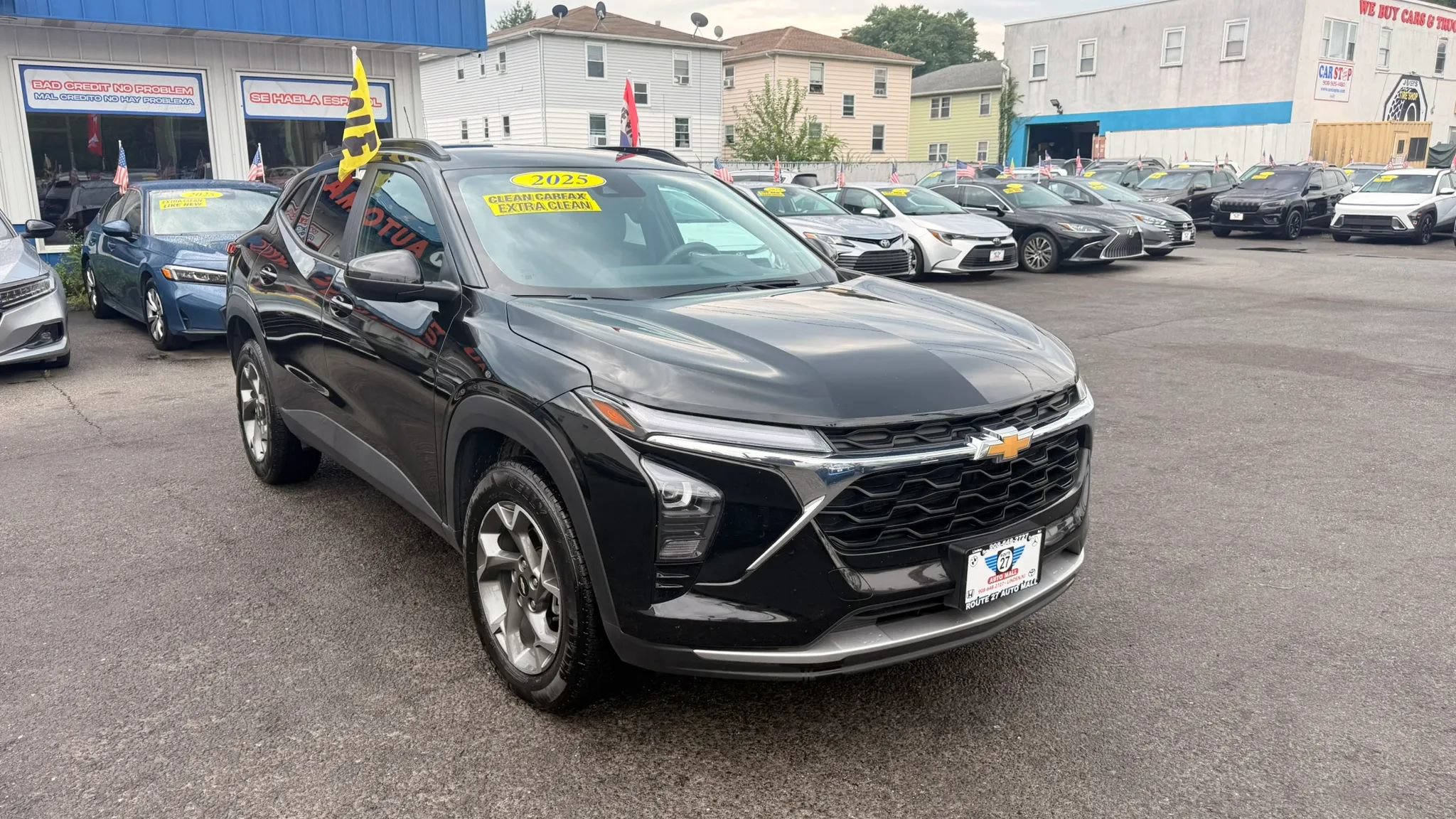 Used 2025 Chevrolet Trax LT FWD image 2