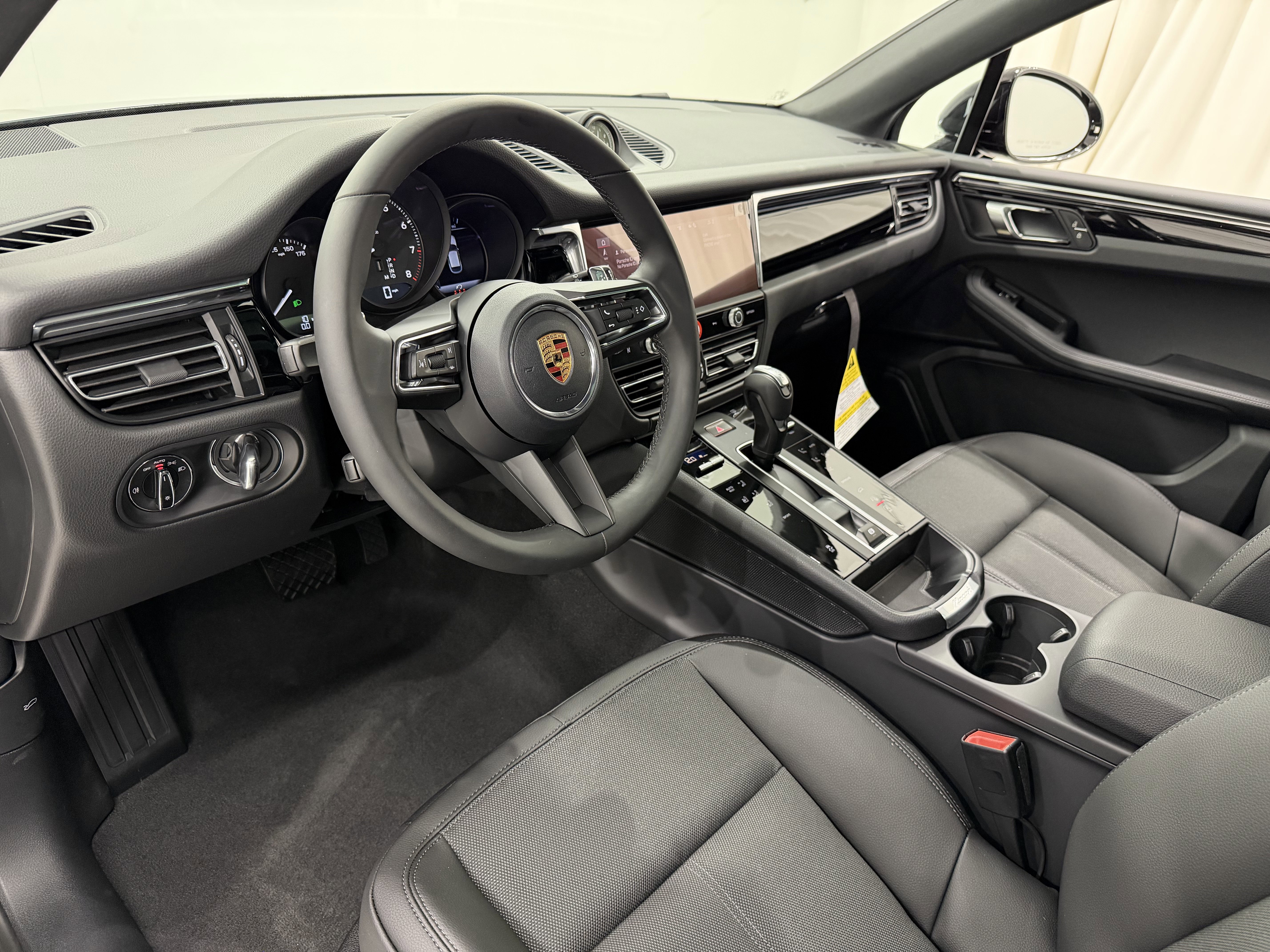 New 2026 Porsche Macan image 4