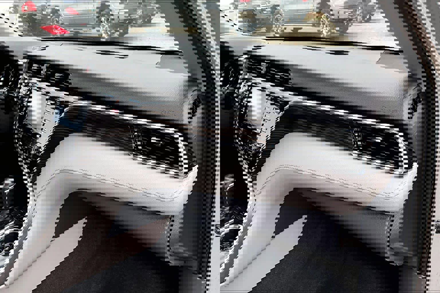 Used 2018 Toyota Camry XLE image 17