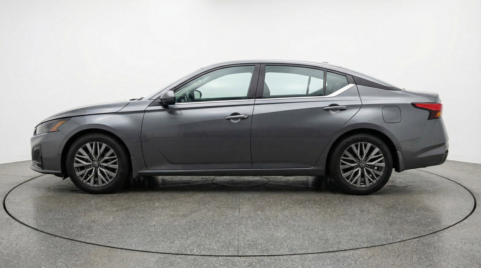 Used 2025 Nissan Altima 2.5 SV FWD image 3