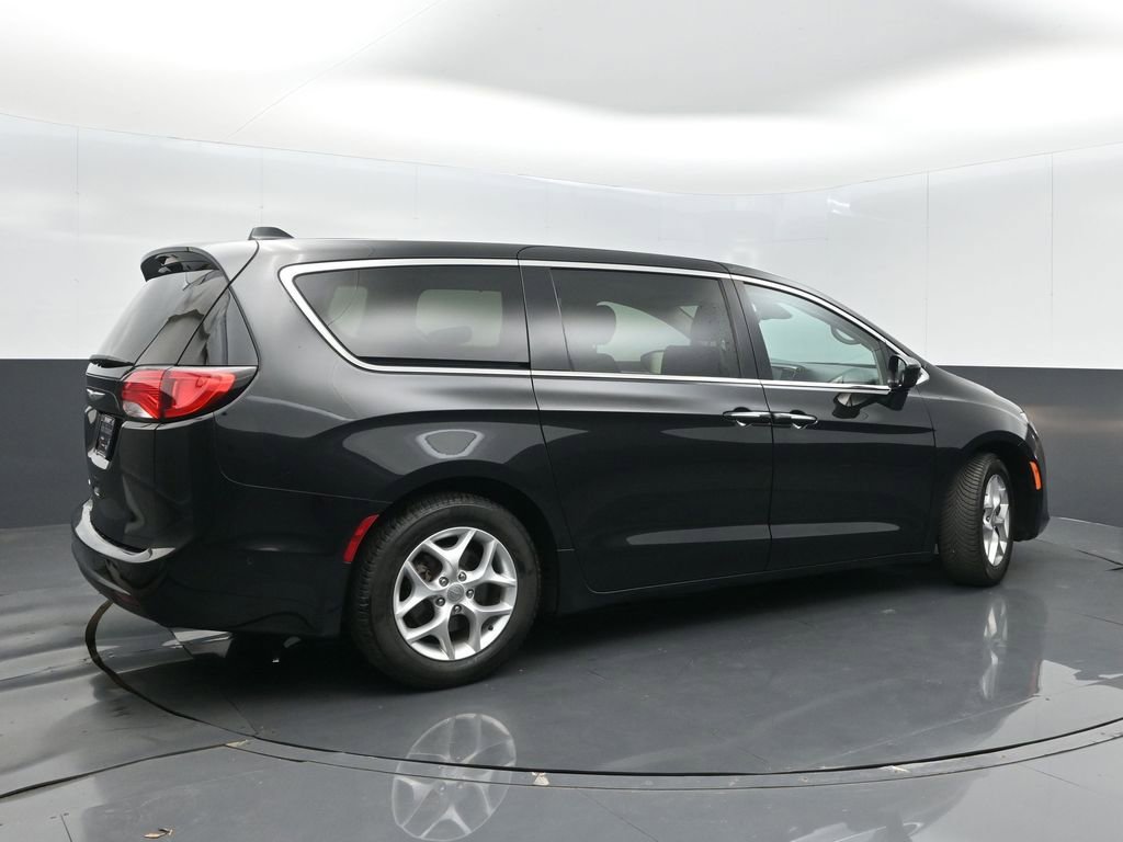 Used 2019 Chrysler Pacifica Touring Plus w/ Advanced Safetytec Group FWD image 7