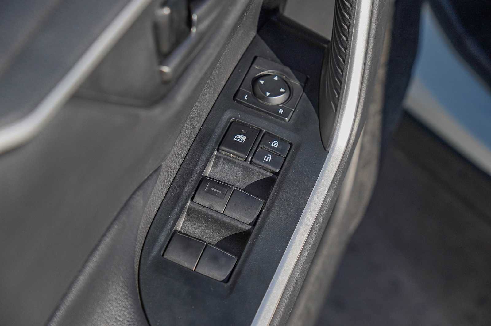 Used 2021 Toyota RAV4 LE image 22