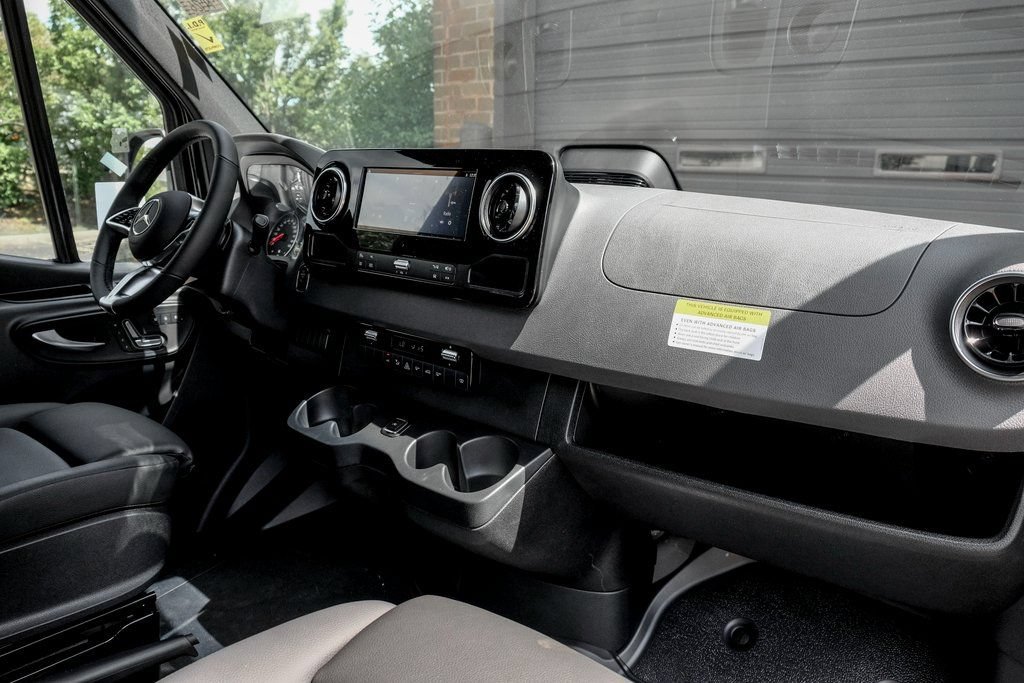 Used 2025 Mercedes-Benz Sprinter 2500 image 24