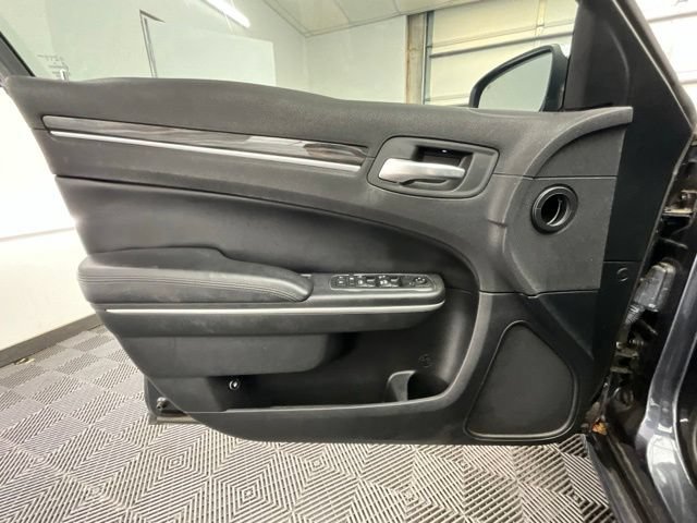 Used 2018 Chrysler 300 Touring w/ Chrome Appearance Package RWD image 9