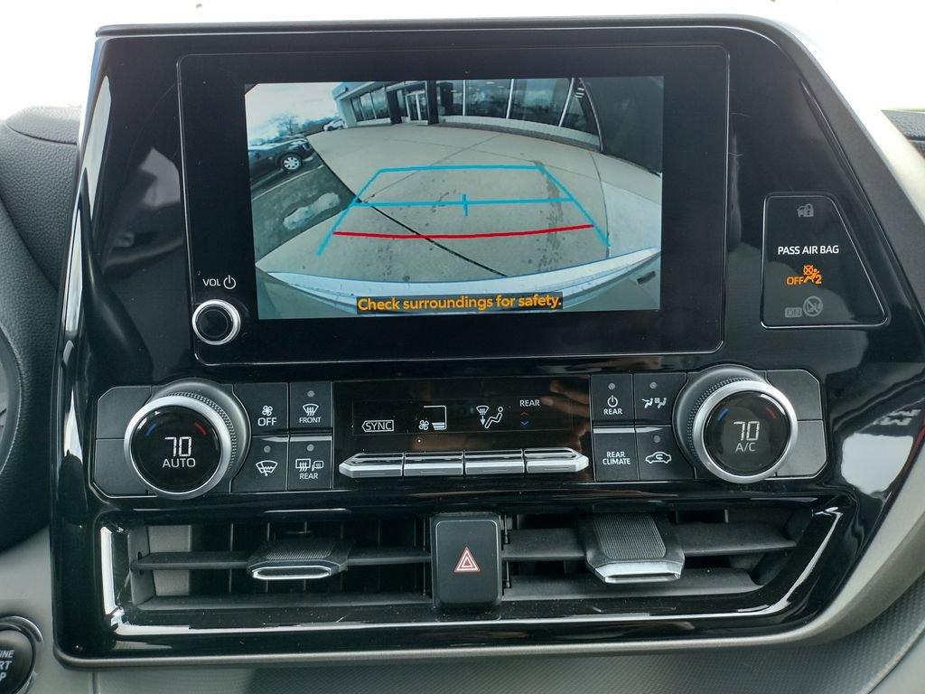 Used 2023 Toyota Highlander LE FWD image 4
