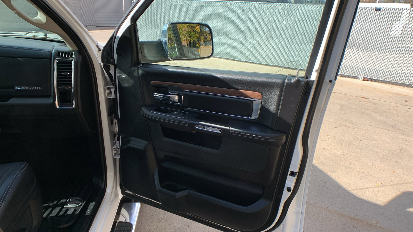 Used 2018 RAM 1500 Laramie image 31