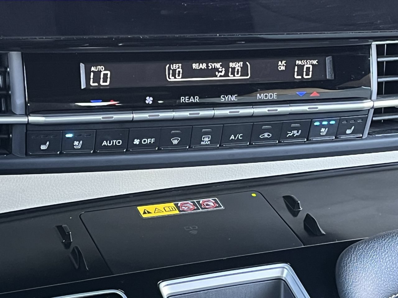 Used 2025 Toyota Sienna Platinum FWD image 18