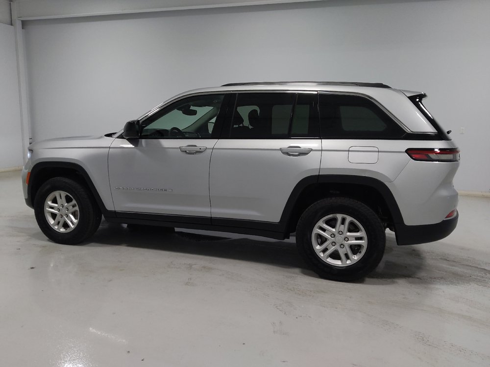 Used 2023 Jeep Grand Cherokee Laredo w/ Luxury Tech Group I AWD/4WD image 3