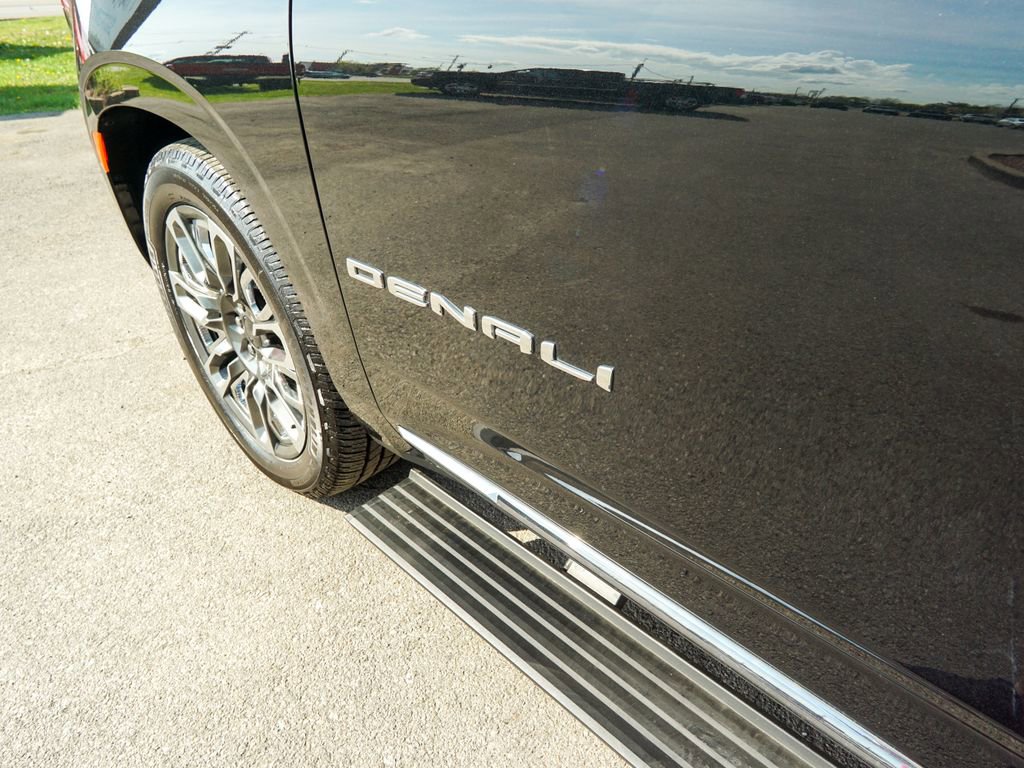 Used 2023 GMC Yukon XL Denali Ultimate image 8