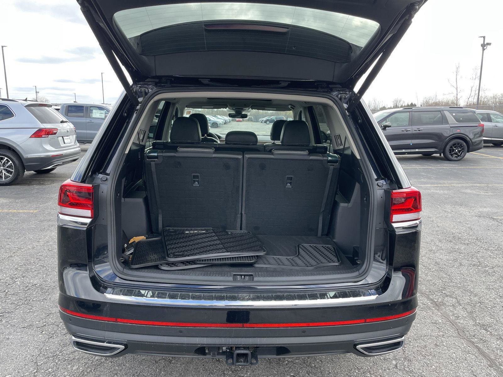 Used 2024 Volkswagen Atlas SE w/ Panoramic Sunroof Package image 9