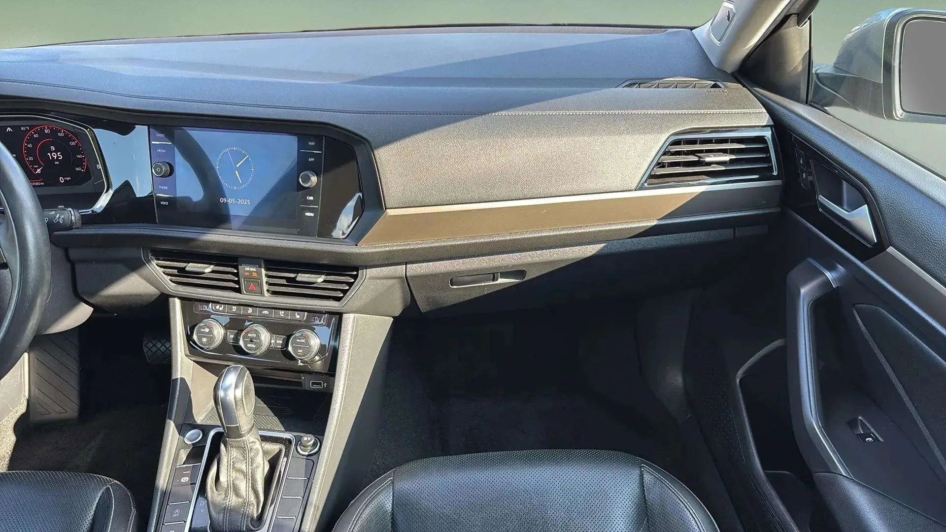 Used 2020 Volkswagen Jetta SEL Premium image 34