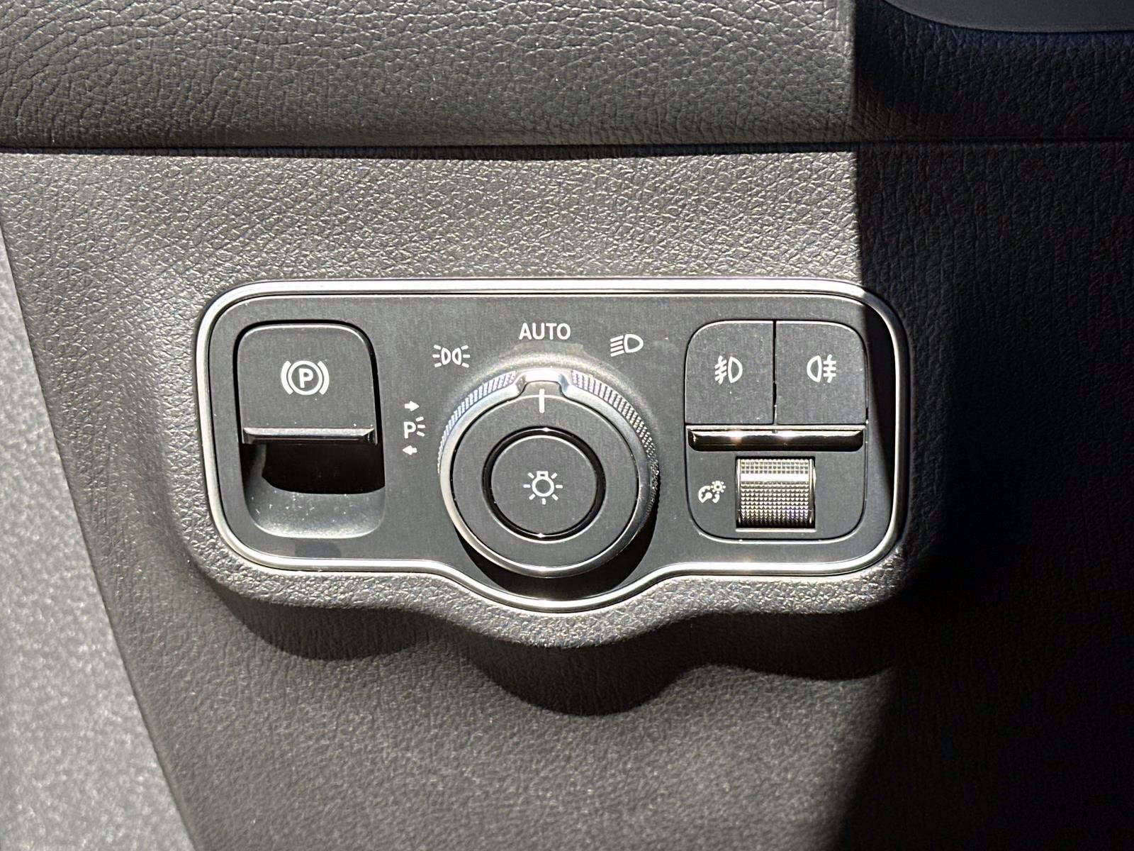 Certified 2025 Mercedes-Benz GLB 250 image 28