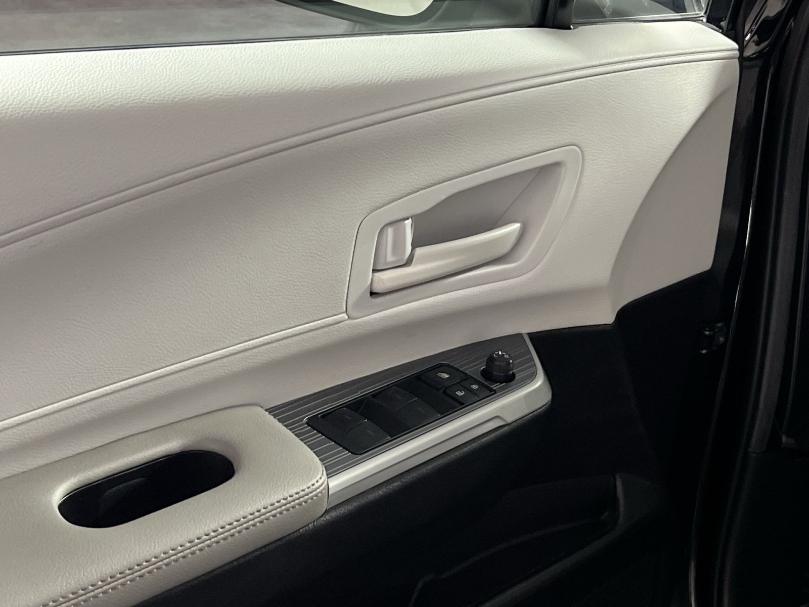 Used 2025 Toyota Sienna LE FWD image 15