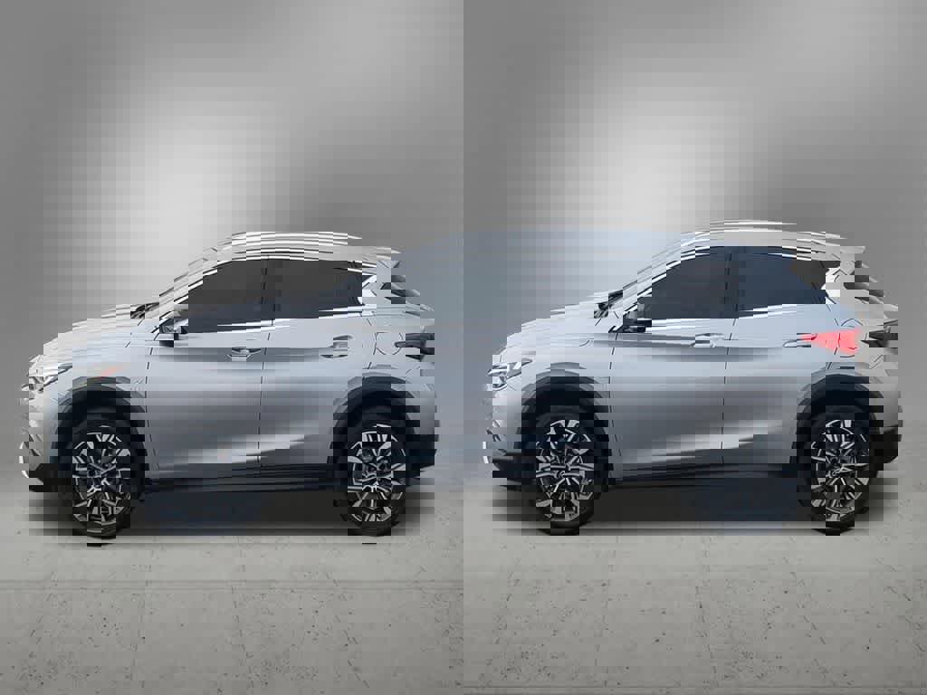 Used 2018 INFINITI QX30 ESSENTIAL image 3