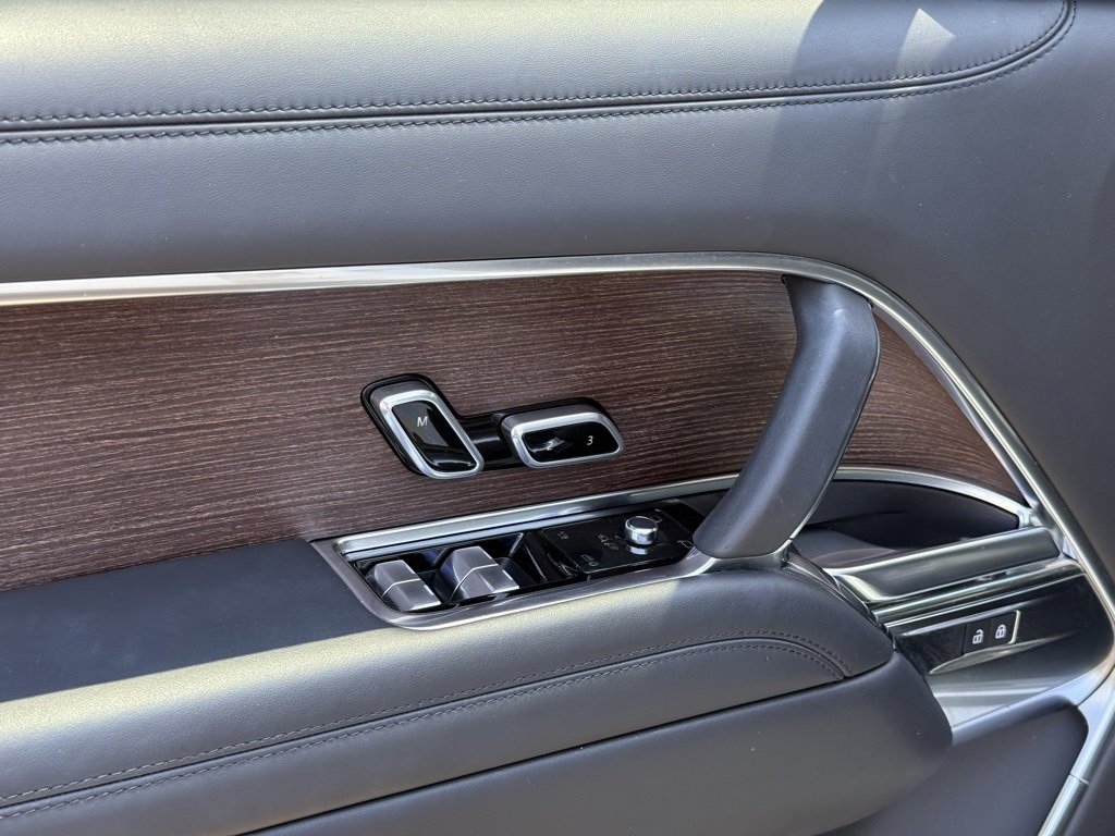 Used 2023 Land Rover Range Rover Autobiography image 11