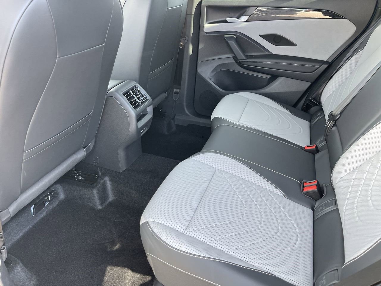 New 2026 Volkswagen Tiguan SE R-Line FWD image 13