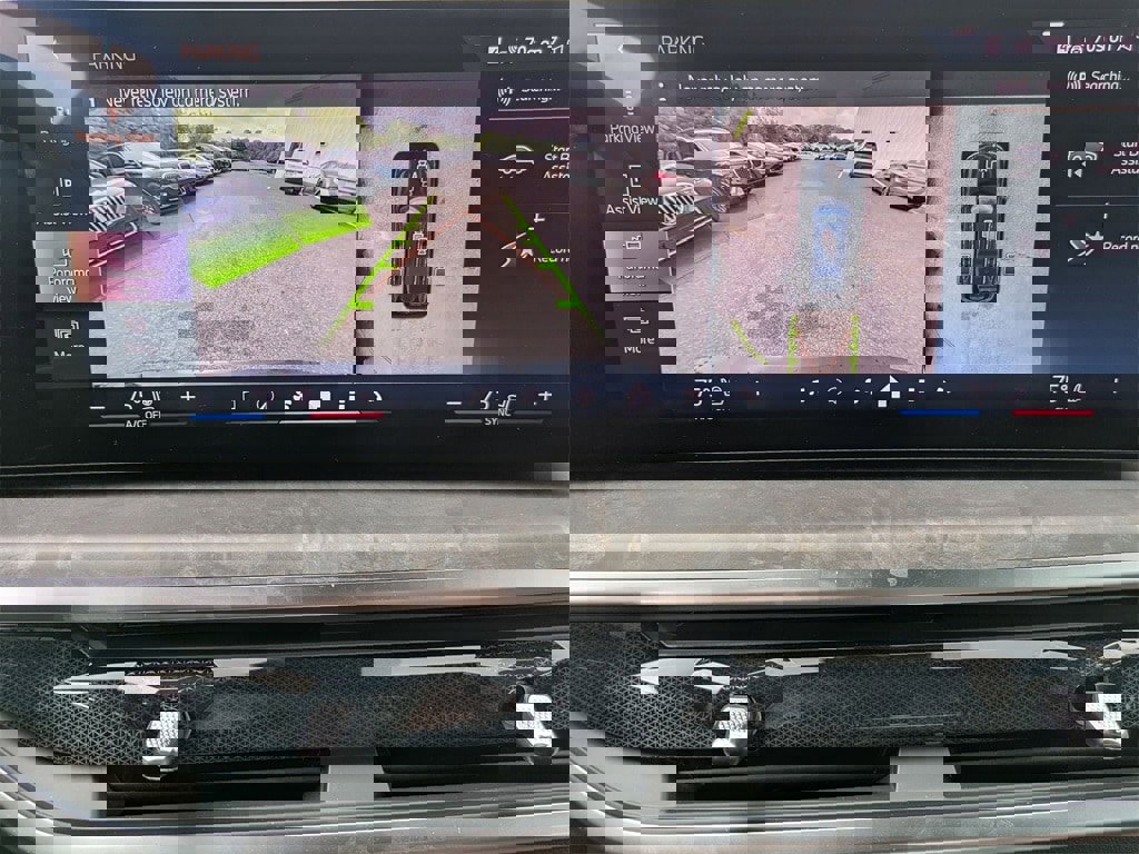 New 2025 BMW X7 xDrive40i w/ Premium Package image 25