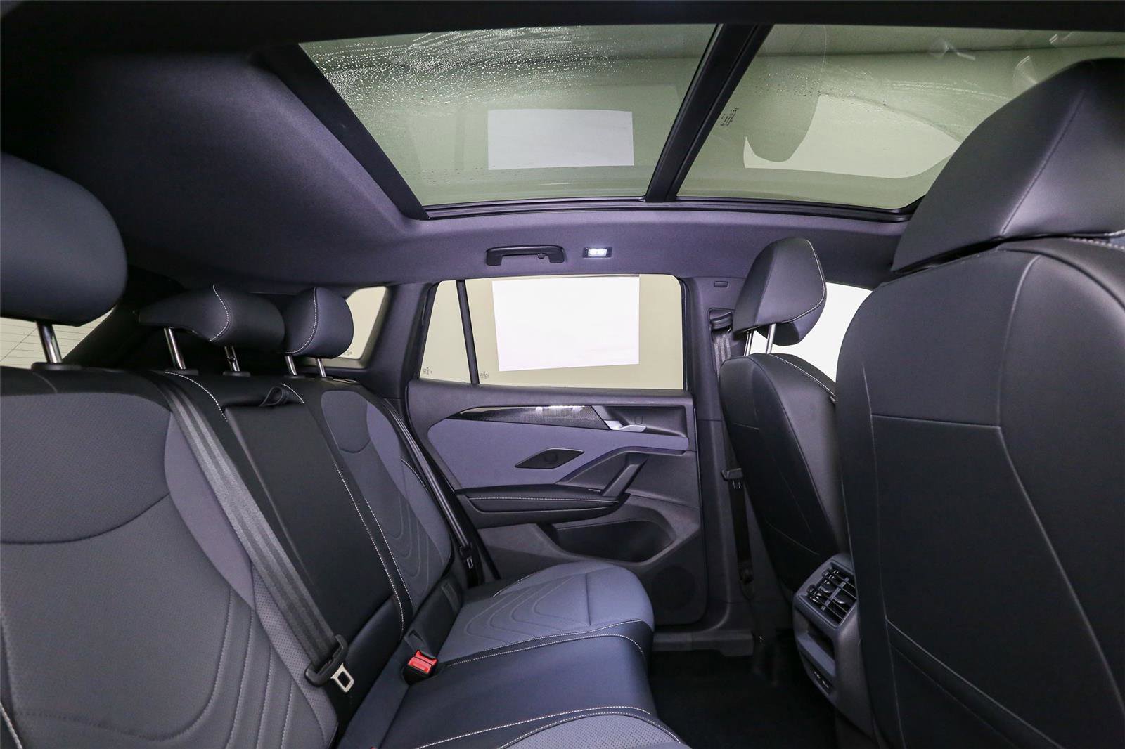 New 2026 Volkswagen Tiguan SE R-Line AWD/4WD image 18