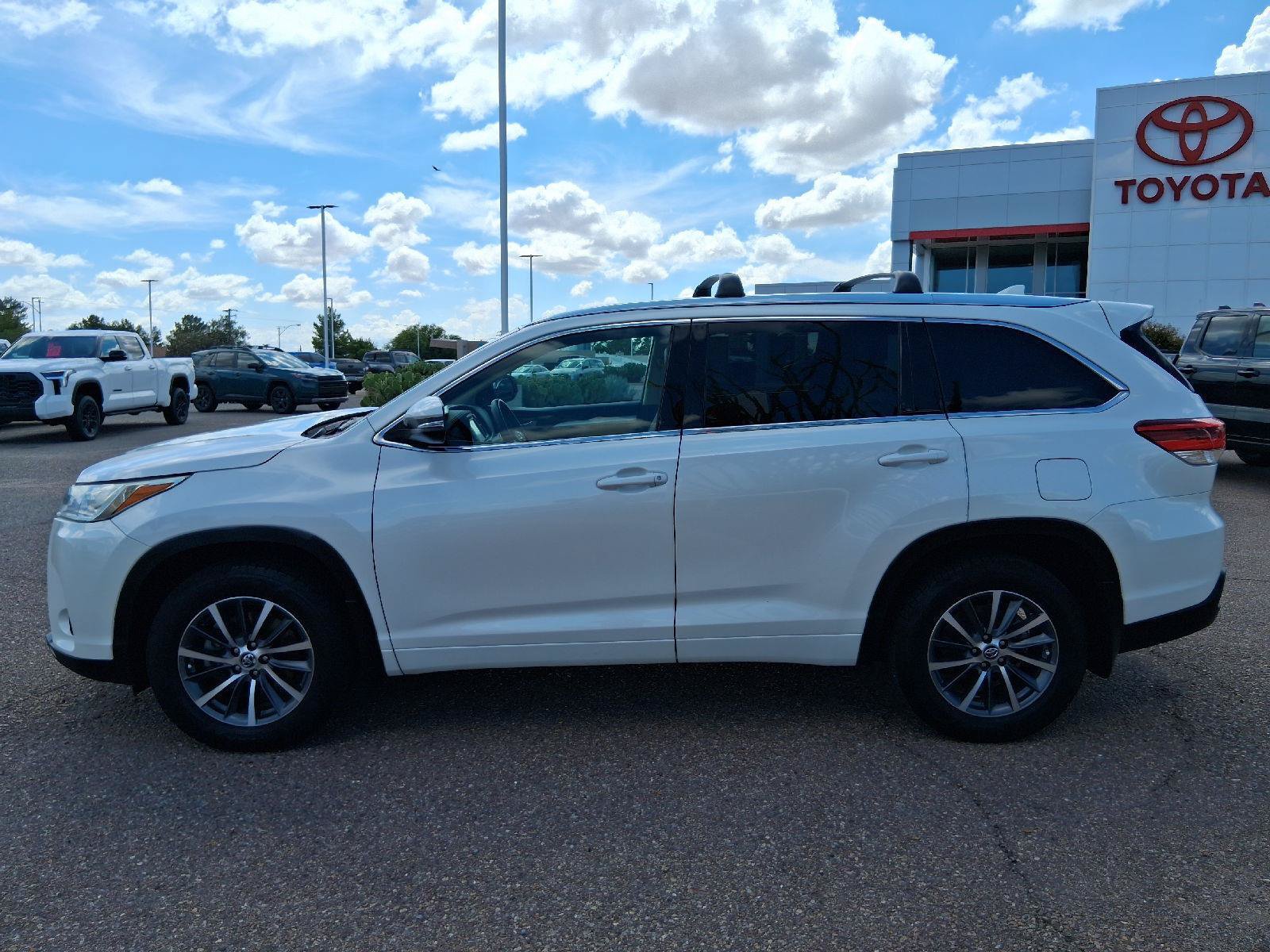 Certified 2017 Toyota Highlander XLE FWD image 3