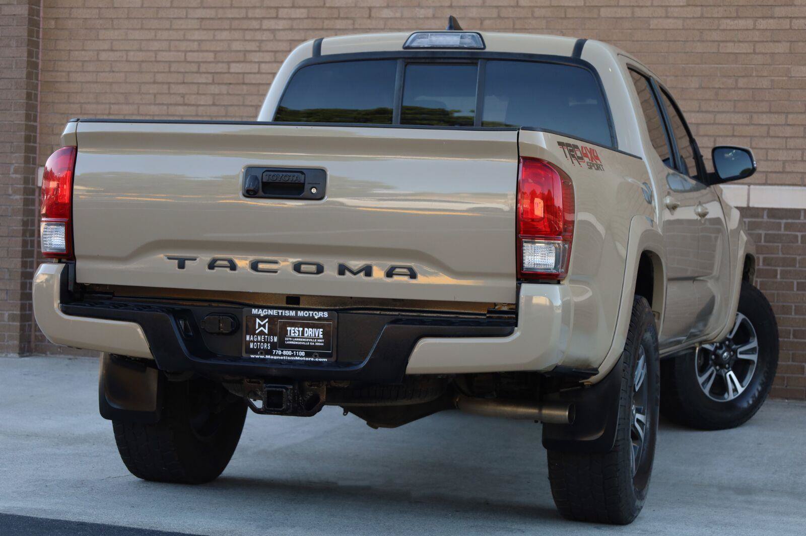 Used 2017 Toyota Tacoma TRD Sport w/ Tow Package (A/T) AWD/4WD image 8