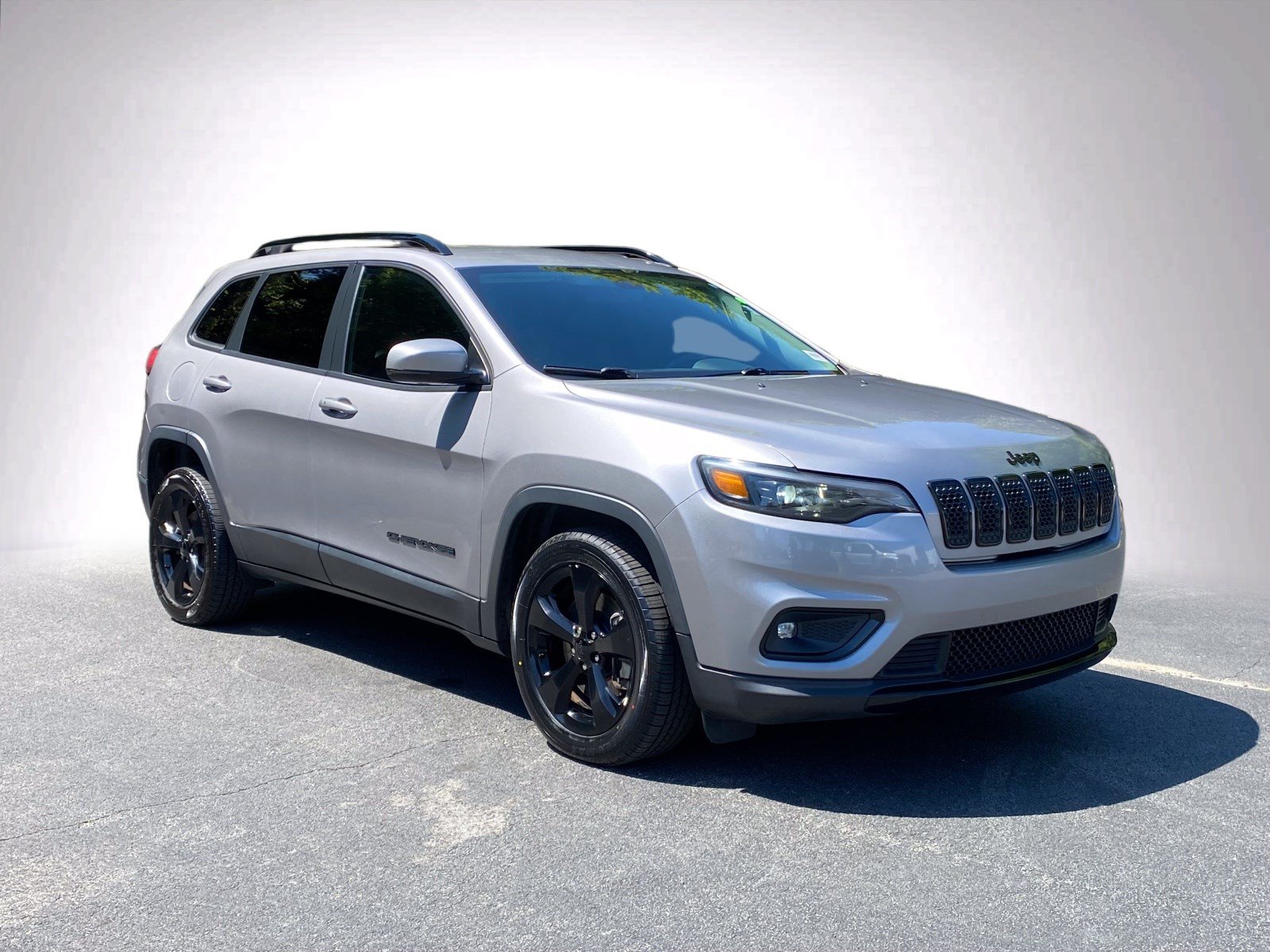 Used 2019 Jeep Cherokee Latitude Plus FWD image 2