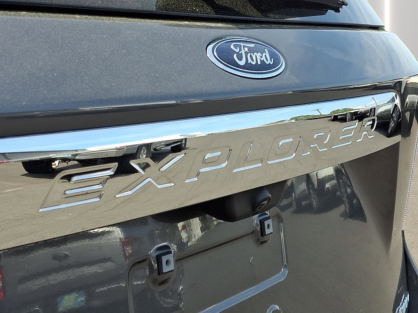 Used 2023 Ford Explorer XLT image 30