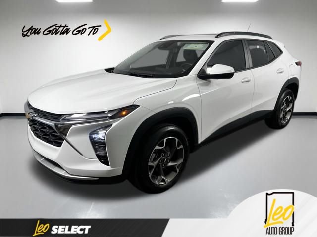 Used 2024 Chevrolet Trax LT w/ Sunroof Package FWD image 1