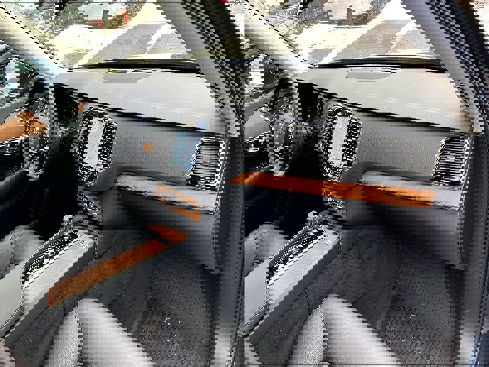 Used 2024 Volvo XC90 B6 Plus w/ Protection Package Premier image 14