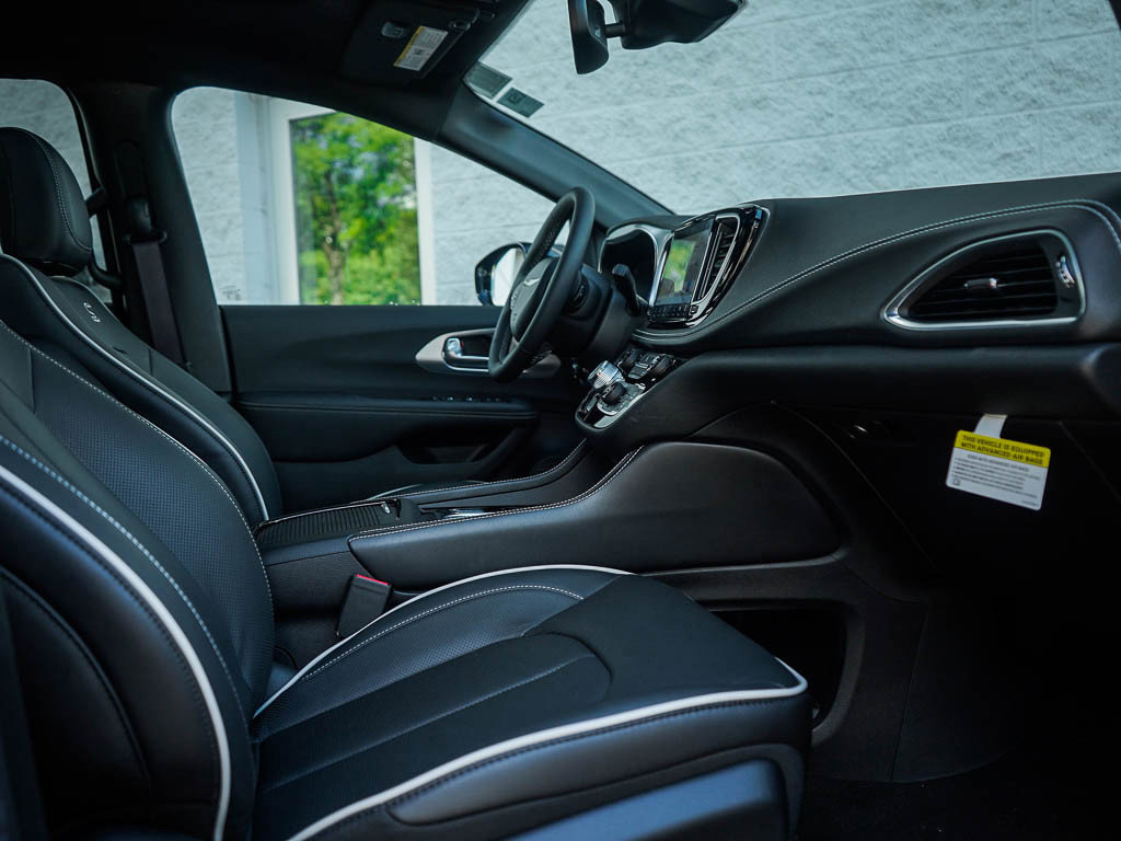 New 2026 Chrysler Pacifica Limited image 11