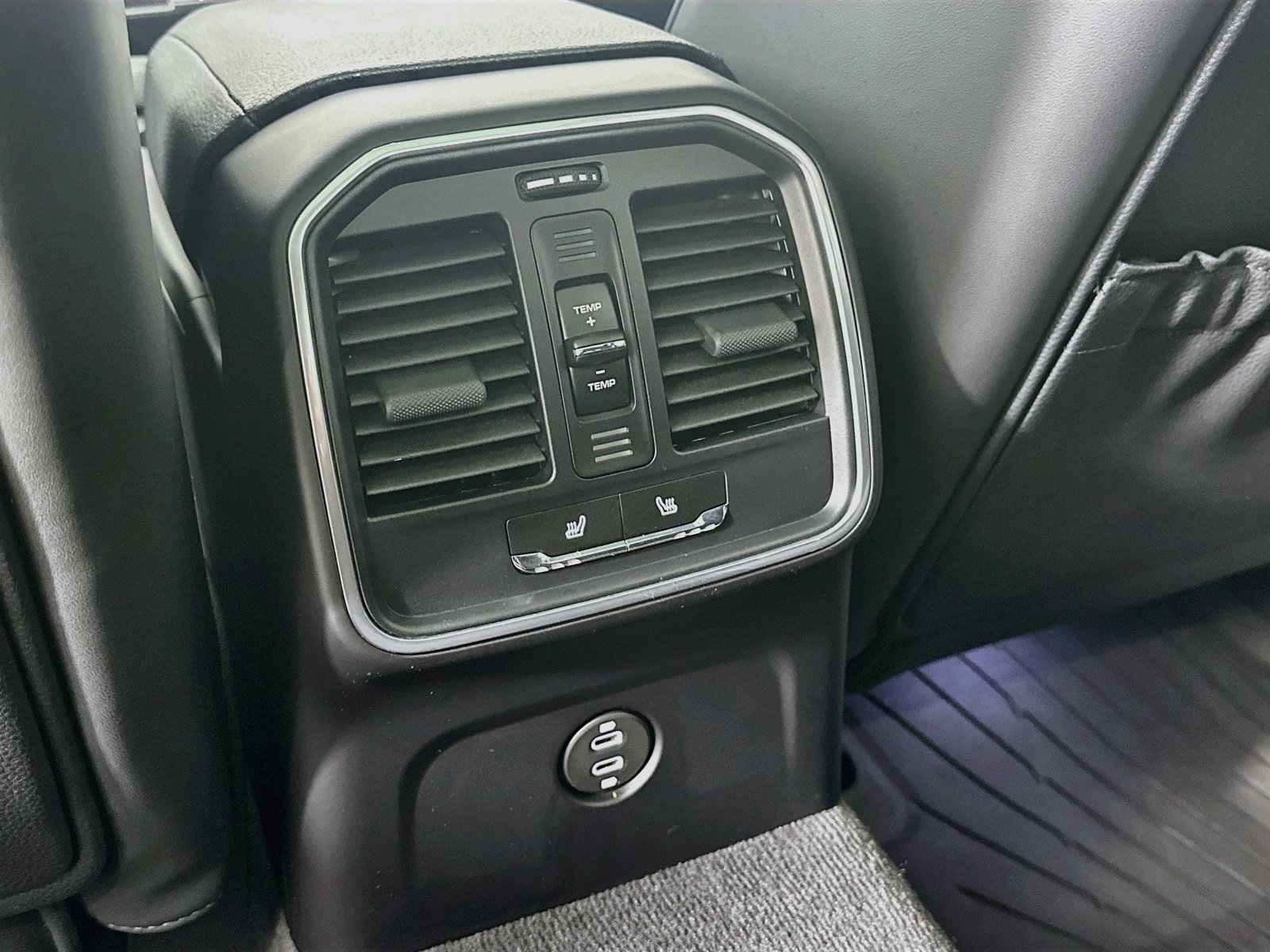 Certified 2022 Porsche Macan AWD/4WD image 38