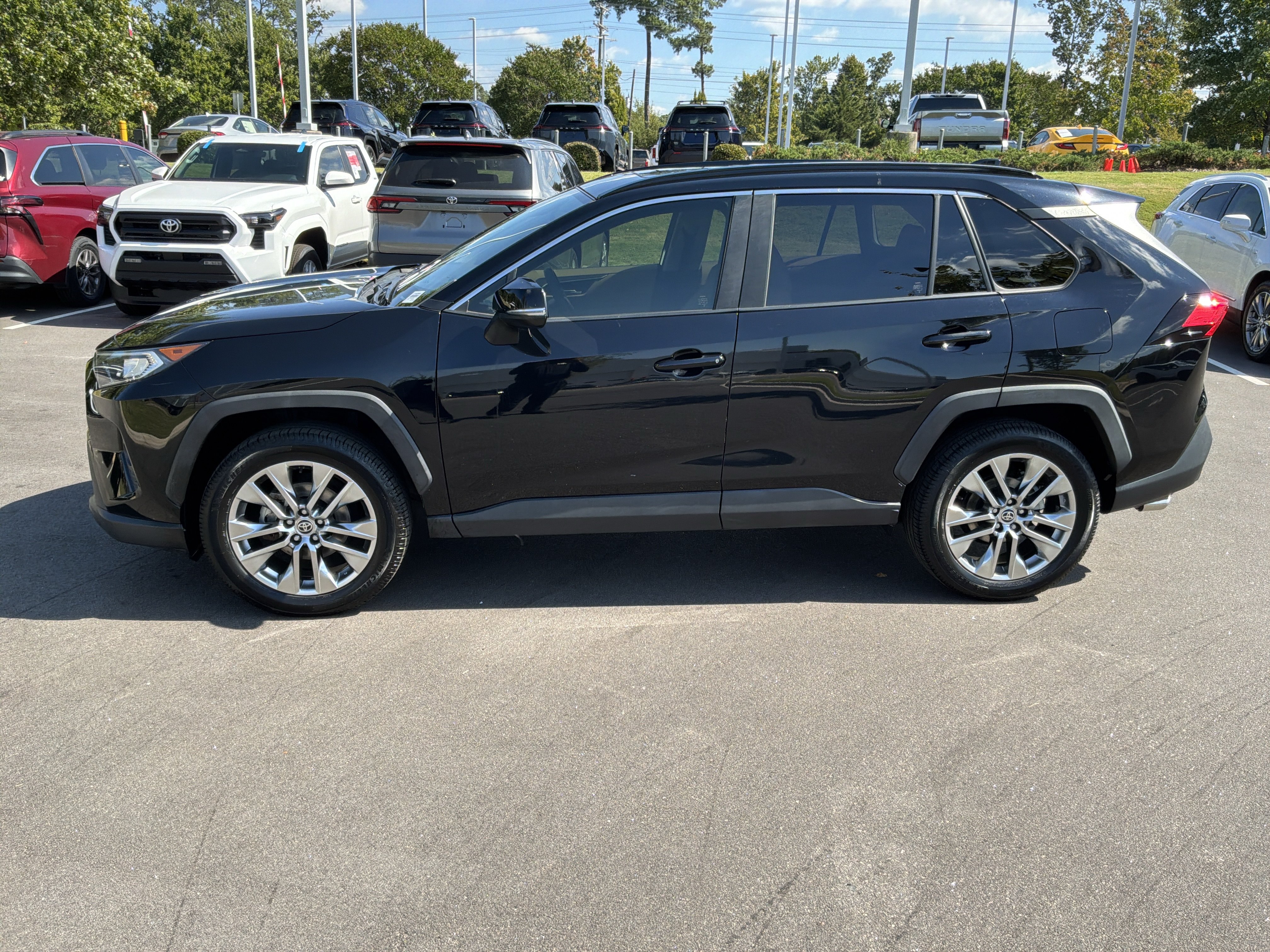 Used 2020 Toyota RAV4 XLE Premium FWD image 7