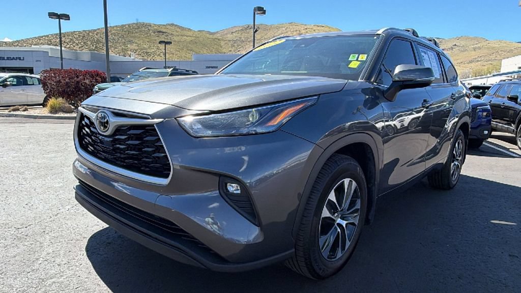 Used 2022 Toyota Highlander XLE AWD/4WD image 7