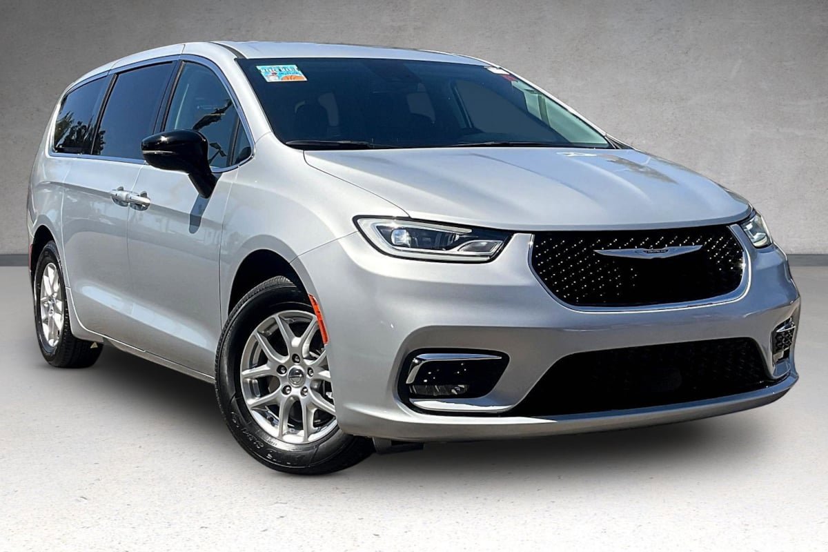 Used 2024 Chrysler Pacifica Touring-L image 2