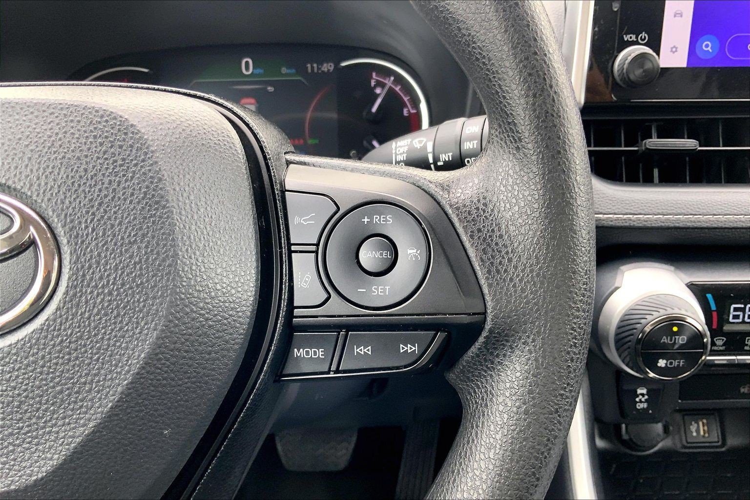 Used 2025 Toyota RAV4 XLE FWD image 24