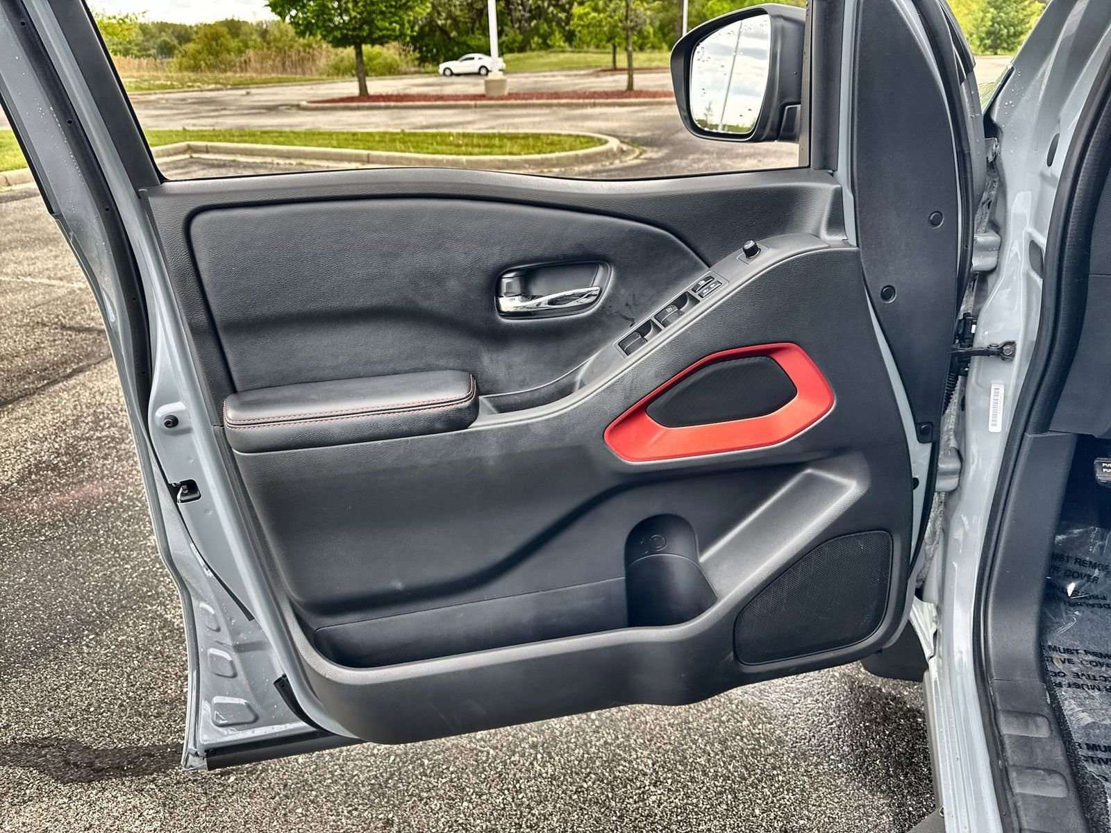 Used 2025 Nissan Frontier PRO-4X AWD/4WD image 24