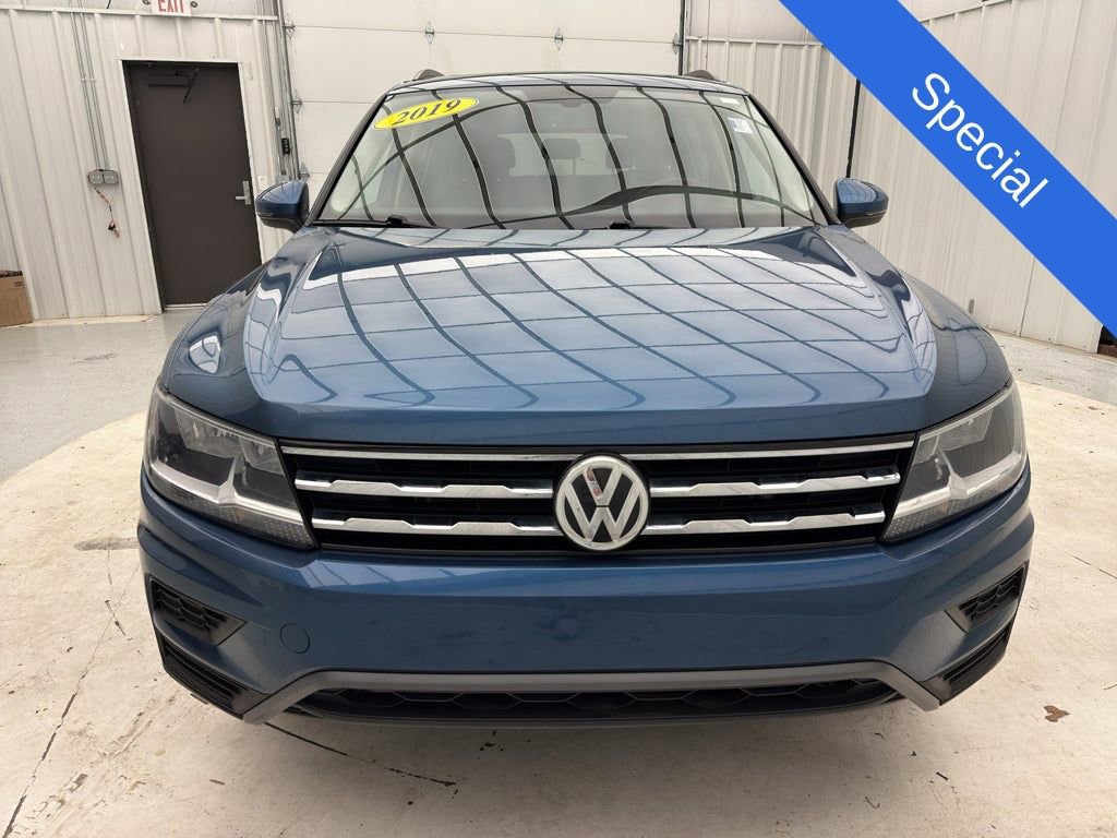 Used 2019 Volkswagen Tiguan SE w/ Panoramic Sunroof Package image 2
