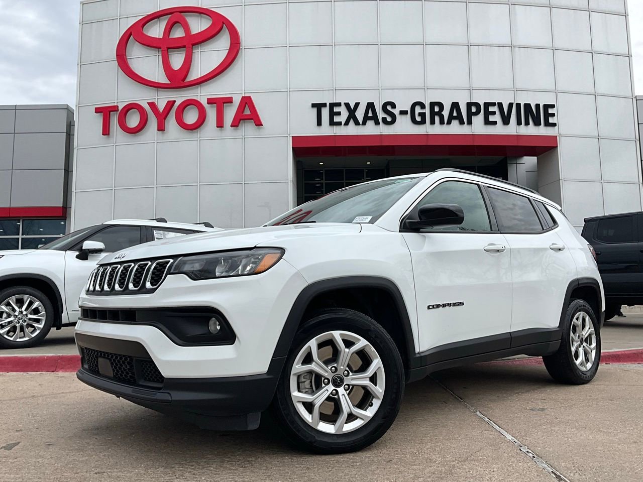 Used 2025 Jeep Compass Latitude AWD/4WD image 2