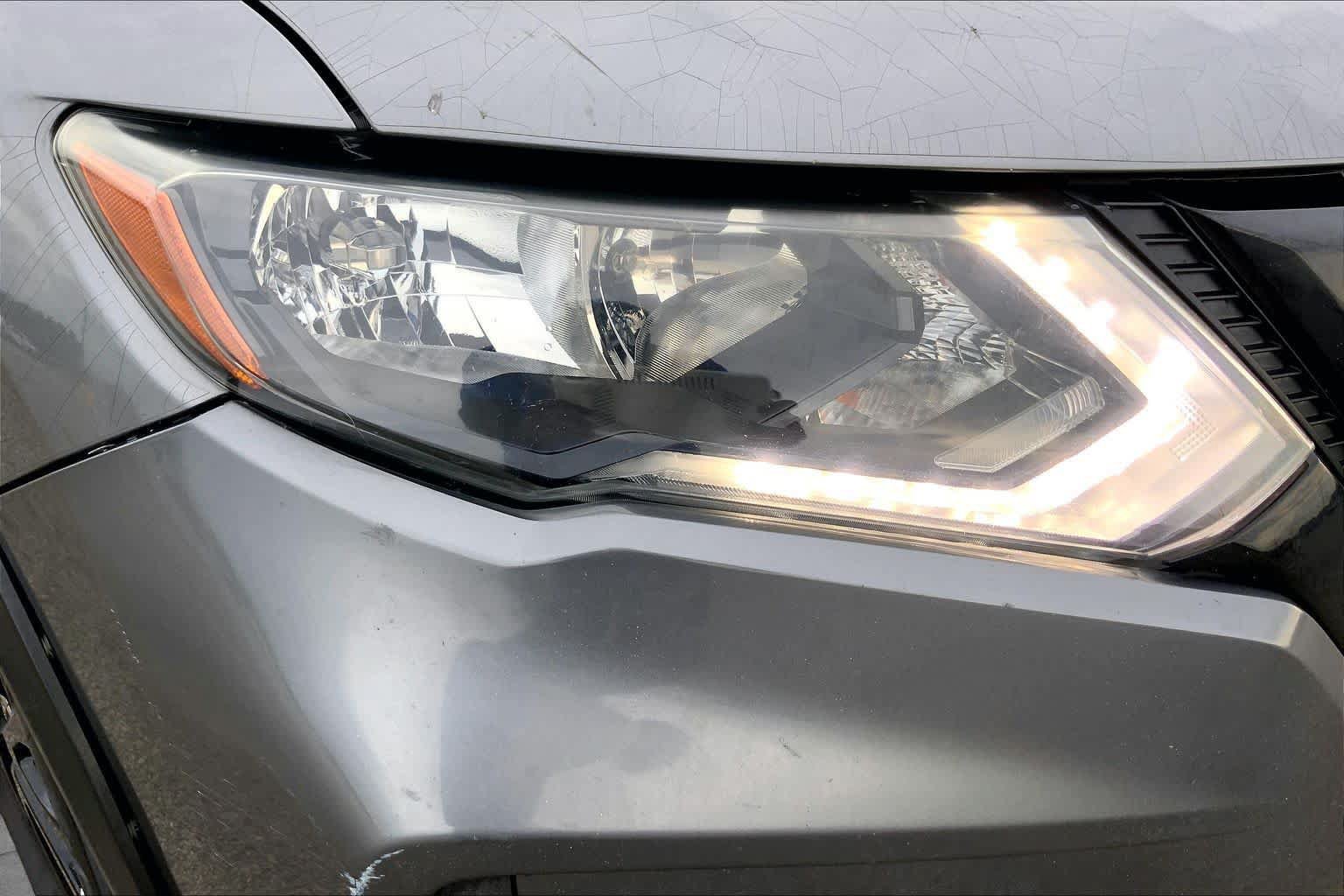 Used 2018 Nissan Rogue SV w/ Premium Package FWD image 27