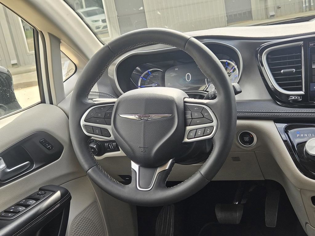 Used 2024 Chrysler Pacifica Select image 14