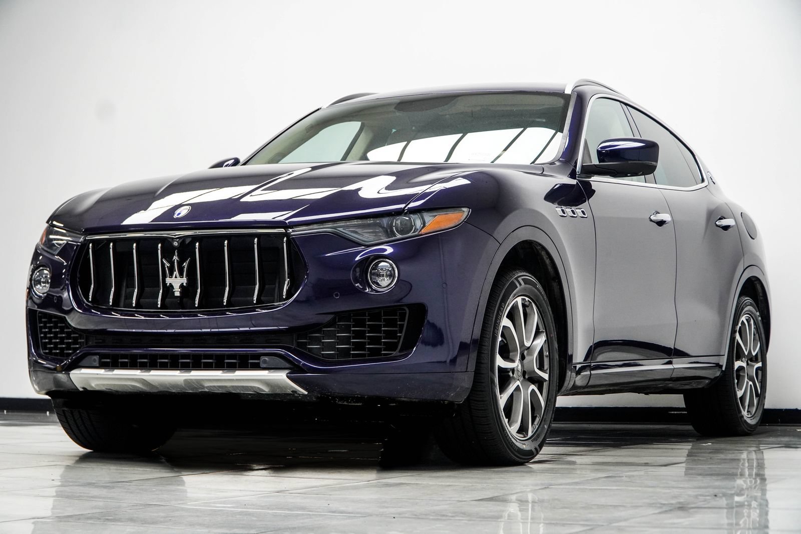 Used 2017 Maserati Levante w/ Luxury Package AWD/4WD image 8