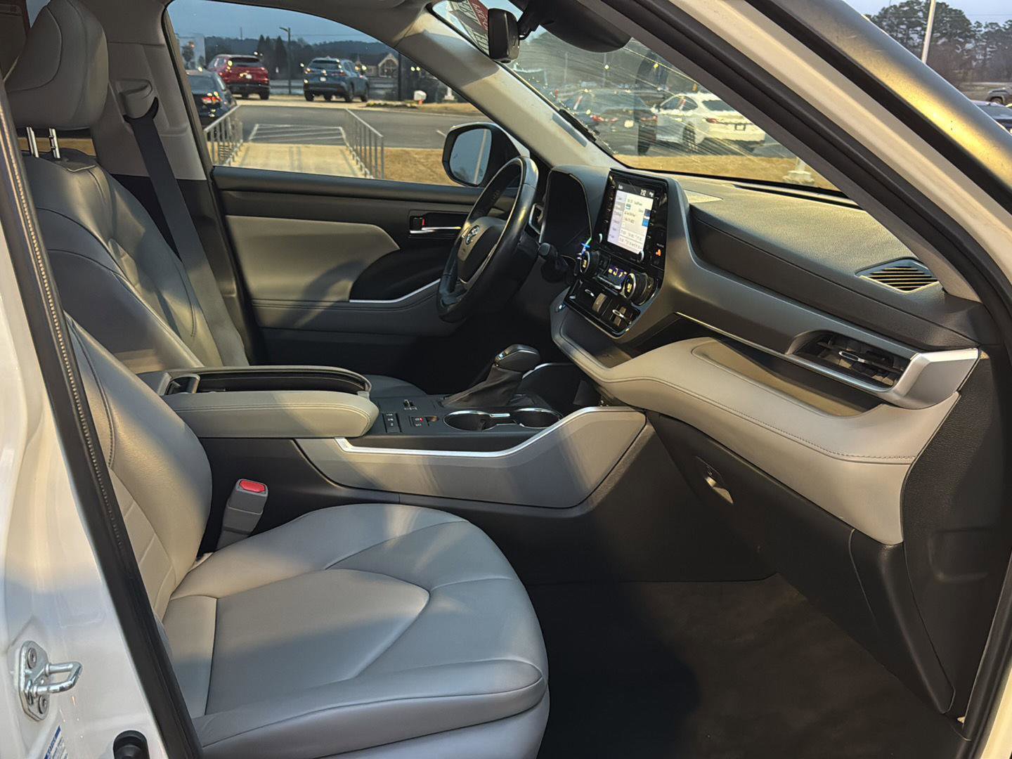 Used 2022 Toyota Highlander XLE image 11