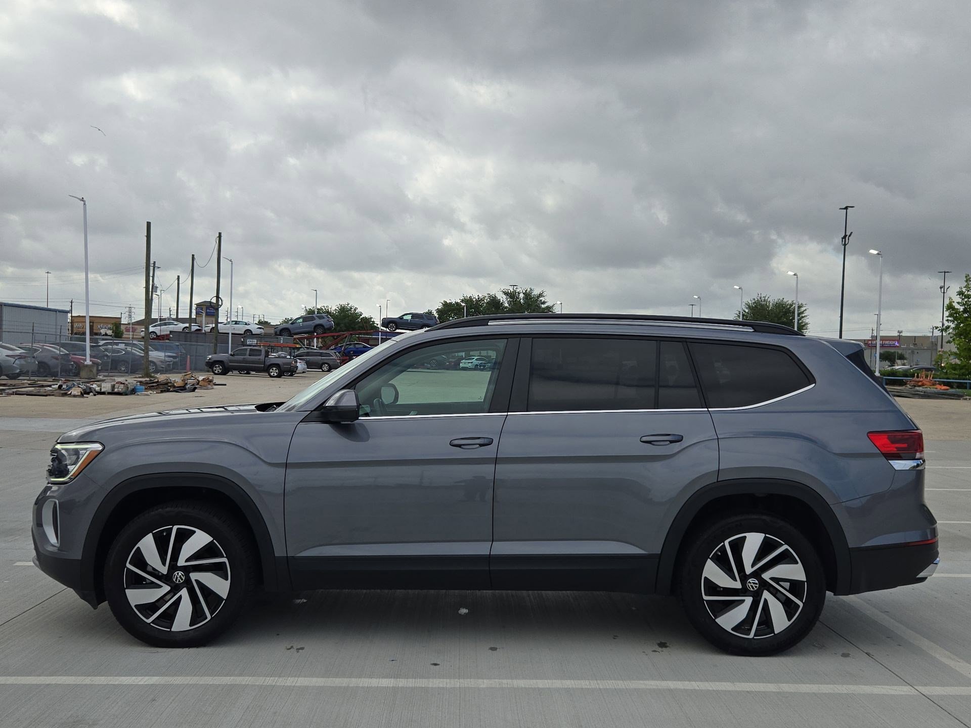 Used 2025 Volkswagen Atlas SE FWD image 7