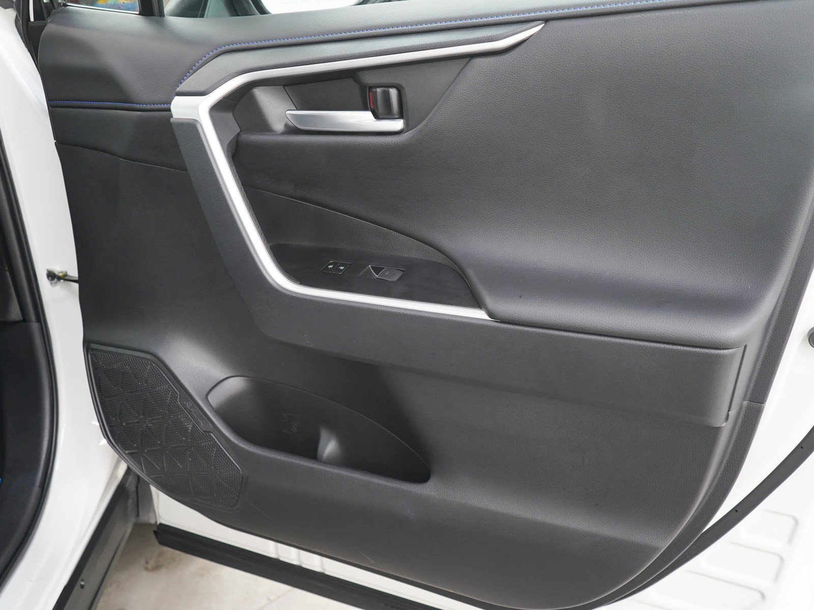 Used 2024 Toyota RAV4 XSE w/ Weather Package AWD/4WD image 9