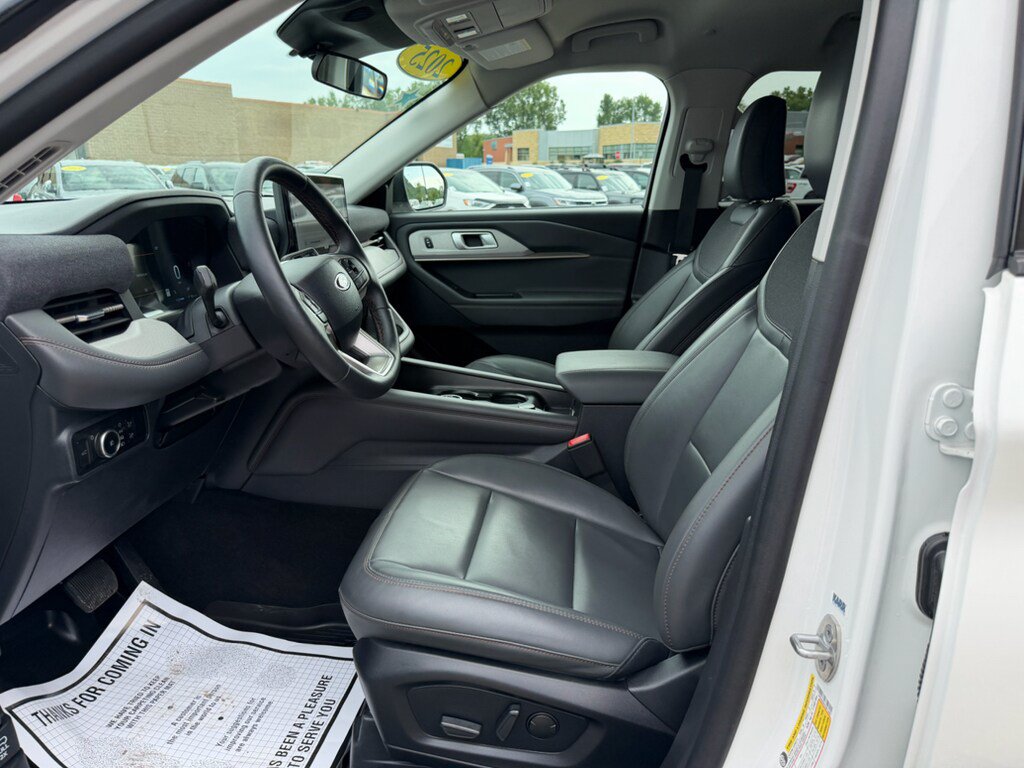 Used 2025 Ford Explorer Active w/ Active Comfort Package AWD/4WD image 9