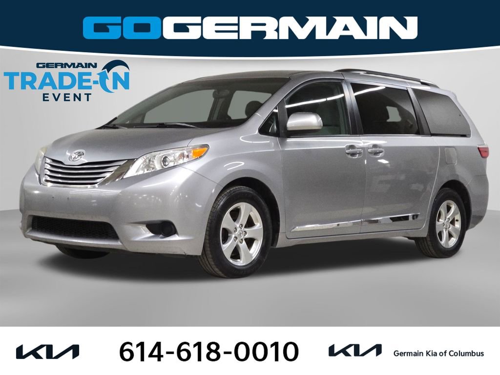Used 2017 Toyota Sienna LE image 1