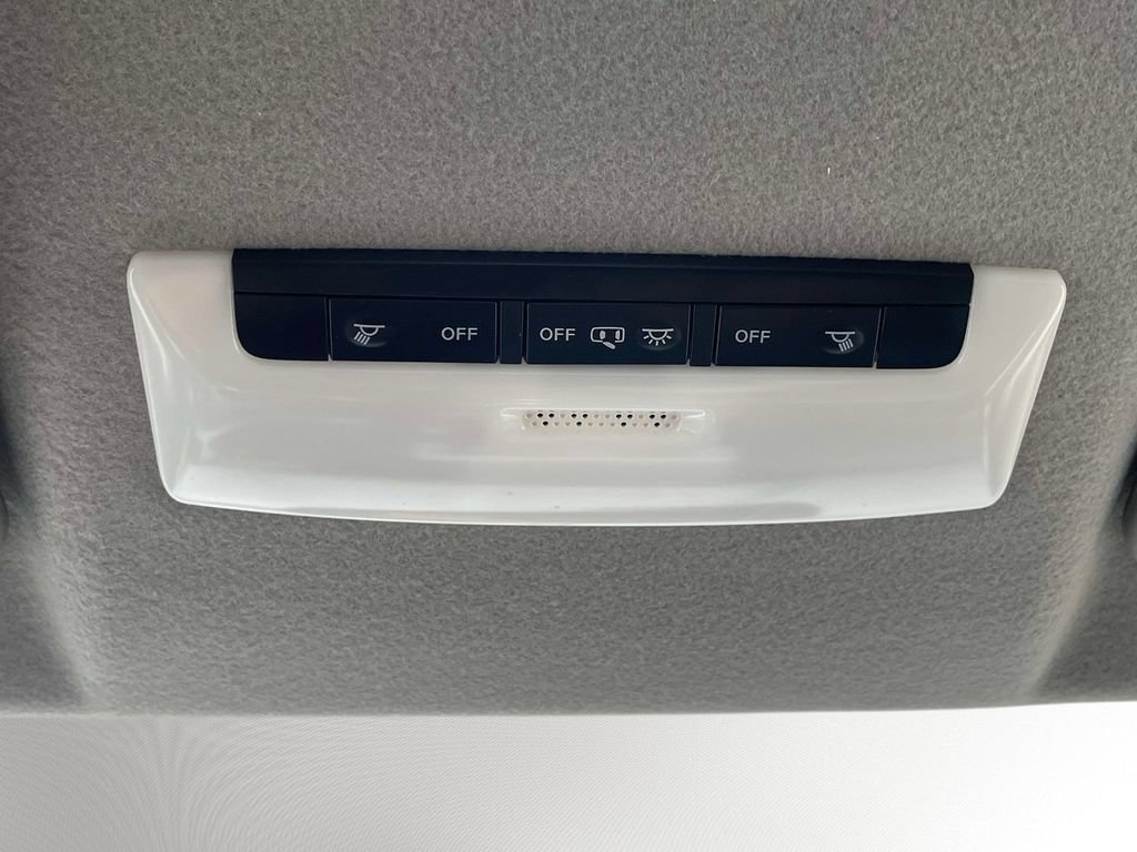 Used 2019 Nissan Kicks SR w/ SR Premium Package FWD image 31