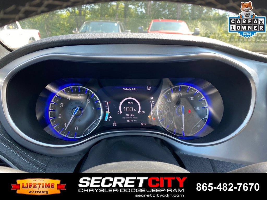 Used 2025 Chrysler Pacifica Limited FWD image 18