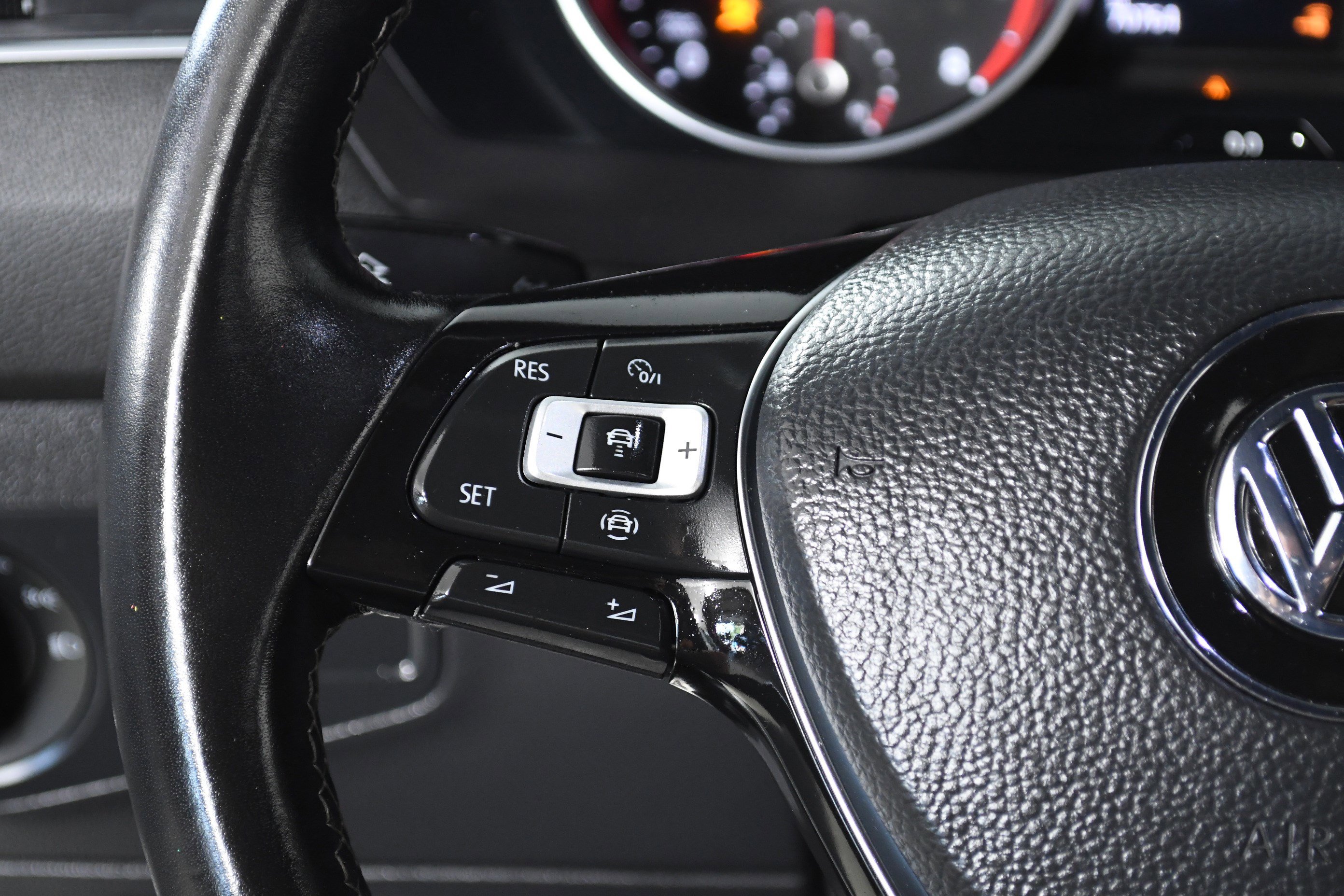 Used 2021 Volkswagen Tiguan SE R-Line image 11