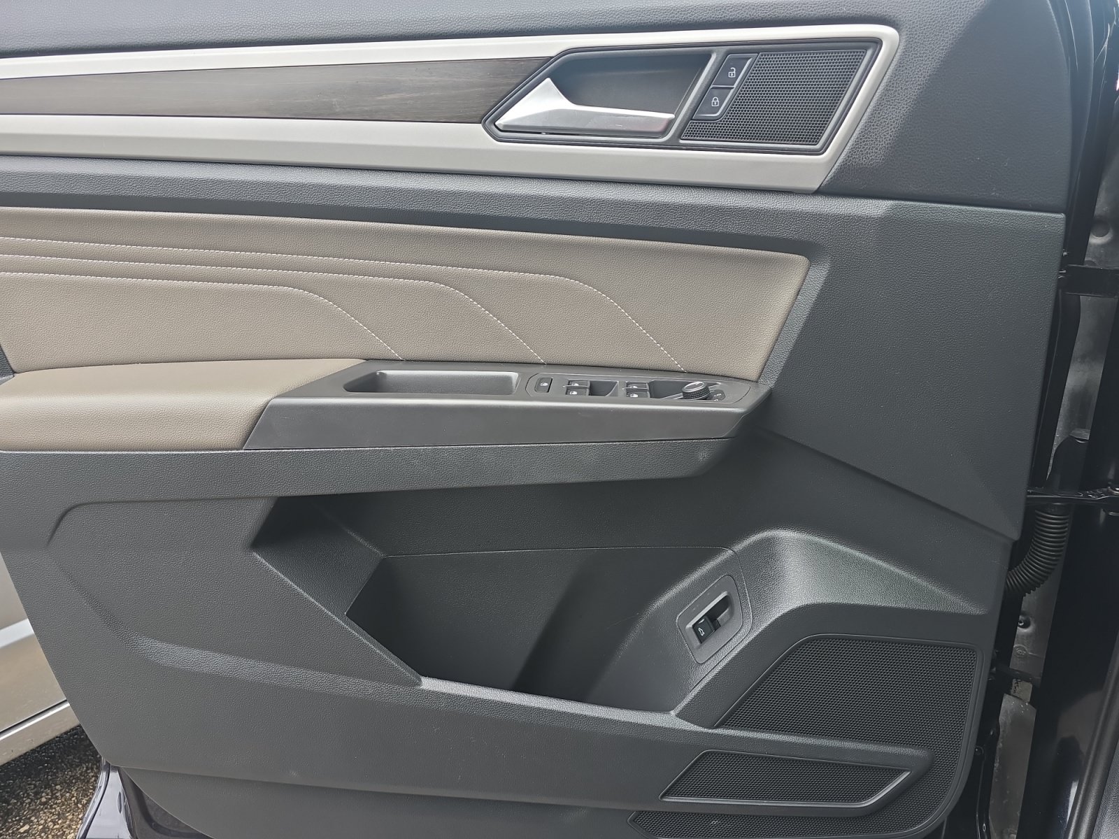 Used 2023 Volkswagen Atlas SE w/ Black Wheel Package FWD image 26