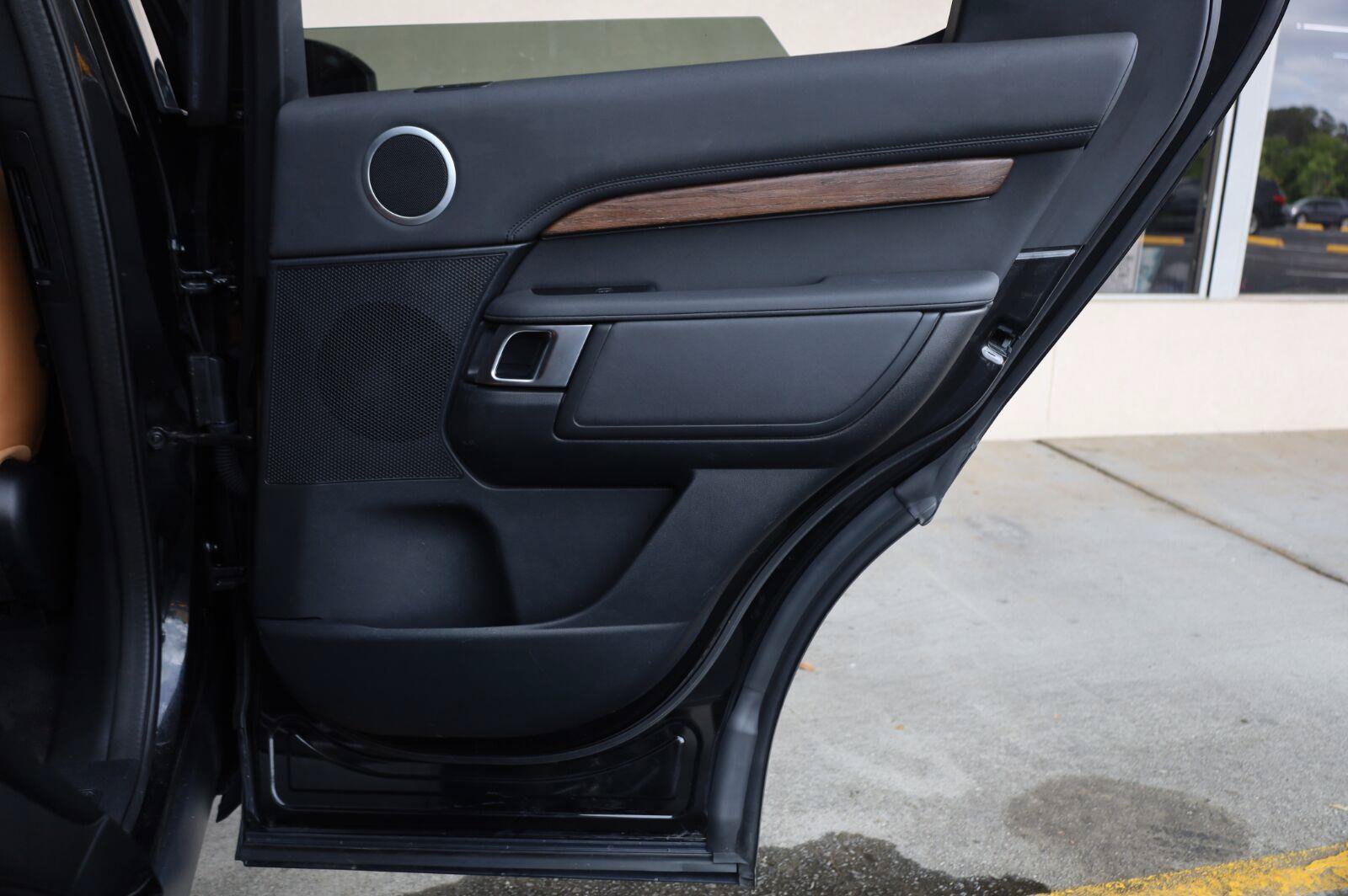 Used 2020 Land Rover Discovery HSE AWD/4WD image 28